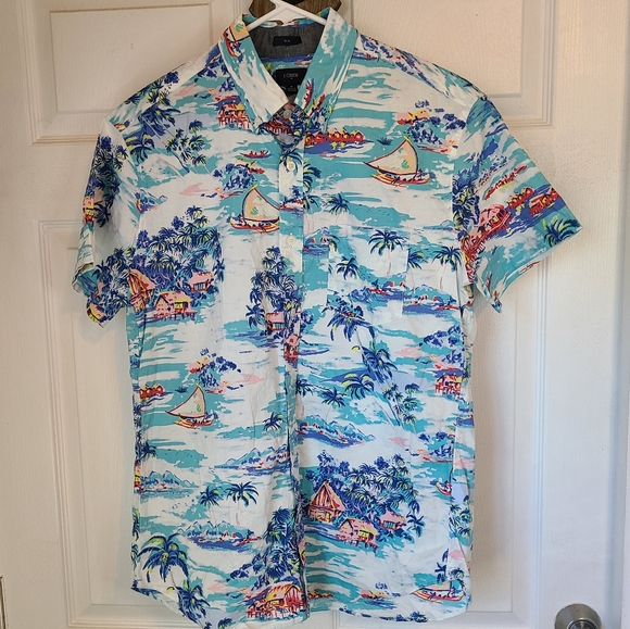 J. Crew Men's Classic Short Sleeve Button Down Shirt, Size: Medium Color: Island - Picture 4 of 16